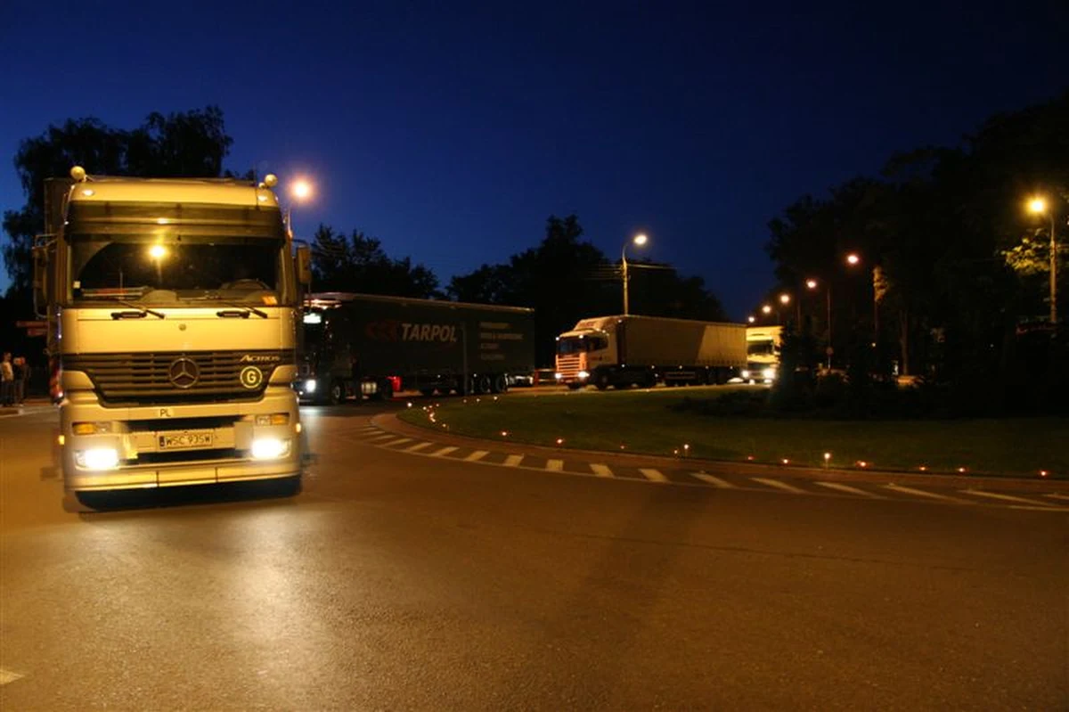 Niemcy upierają się przy swoim ws. płacy minimalnej. Rozmówcy brukselskiej korespondentki RMF FM Katarzyny Szymańskiej-Borginon twierdzą, że Berlin nie zamierza wycofać się nawet ze stosowania przepisów o płacy minimalnej wobec zagranicznych kierowców ciężarówek przejeżdżających przez Niemcy tranzytem. Takie są pierwsze przecieki na temat odpowiedzi na pytania o zgodność nowych przepisów z unijnym prawem, którą Berlin przesłał Komisji Europejskiej. Ze strony Komisji nie ma na razie oficjalnej reakcji. 