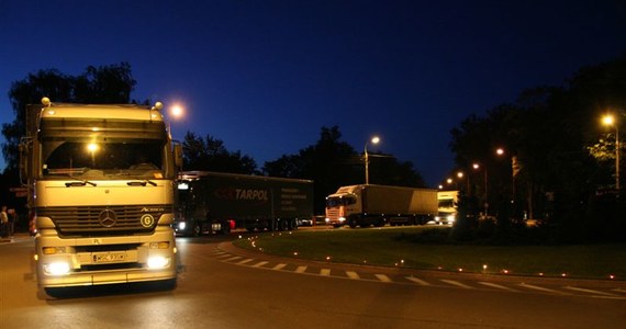 Niemcy upierają się przy swoim ws. płacy minimalnej. Rozmówcy brukselskiej korespondentki RMF FM Katarzyny Szymańskiej-Borginon twierdzą, że Berlin nie zamierza wycofać się nawet ze stosowania przepisów o płacy minimalnej wobec zagranicznych kierowców ciężarówek przejeżdżających przez Niemcy tranzytem. Takie są pierwsze przecieki na temat odpowiedzi na pytania o zgodność nowych przepisów z unijnym prawem, którą Berlin przesłał Komisji Europejskiej. Ze strony Komisji nie ma na razie oficjalnej reakcji. 