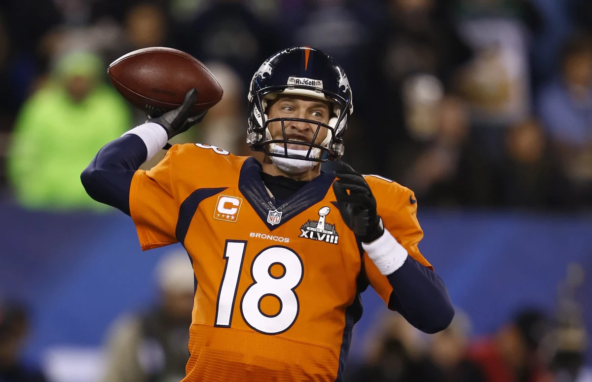 Słynny zawodnik ligi futbolu amerykańskiego NFL, Peyton Manning, zgodził się na obniżenie nowego kontraktu w Denver Broncos z 19 do 15 mln dolarów. 39-latek, który jako jedyny pięć razy był najlepszym graczem (MVP), zostaje w Denver, bo marzy o mistrzostwie. 