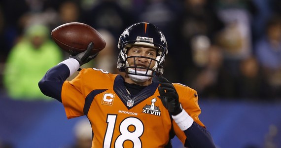 Słynny zawodnik ligi futbolu amerykańskiego NFL, Peyton Manning, zgodził się na obniżenie nowego kontraktu w Denver Broncos z 19 do 15 mln dolarów. 39-latek, który jako jedyny pięć razy był najlepszym graczem (MVP), zostaje w Denver, bo marzy o mistrzostwie. 