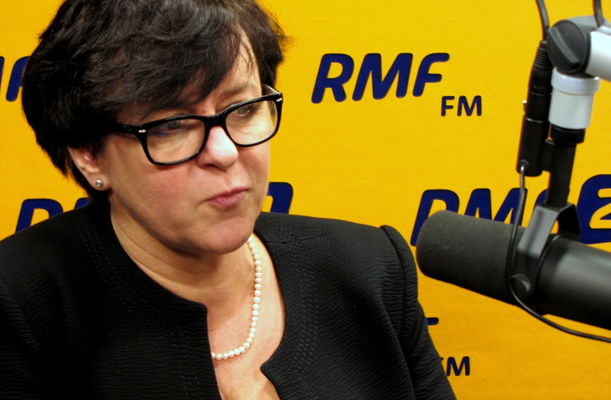 Pomysł kandydata PiS na prezydenta, by zlikwidować gimnazja? "Niech Andrzej Duda się zastanowi"- apeluje w Kontrwywiadzie RMF FM szefowa MEN Joanna Kluzik-Rostkowska. Powrót do systemu 8+4 to jest z automatu zagrożenie utraty pracy dla 100 tys. nauczycieli gimnazjów - dodaje minister edukacji. Zdaniem Kluzik-Rostkowskiej zlikwidowanie gimnazjów to jest pomysł sprzed kilku epok. "To, że husaria polska była niezwyciężoną armią przez ponad 100 lat, to wcale nie znaczy, że gdyby ją przenieść w dzisiejszy świat byłaby tak samo niezwyciężona. Czasy się zmieniły" - ocenia gość RMF FM. 