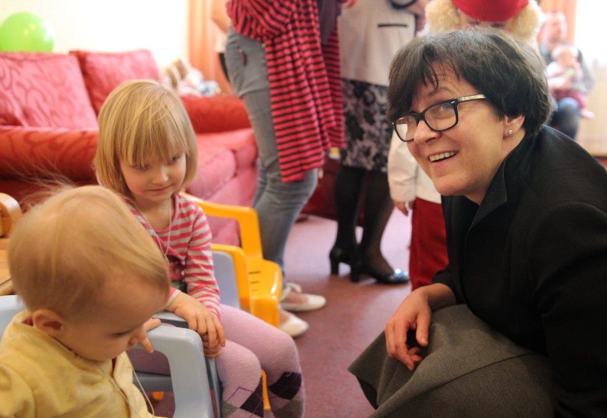 "Karta nauczyciela już się wyczerpała. Trzeba to zbudować na nowo" - mówi w Kontrwywiadzie RMF FM szefowa MEN Joanna Kluzik-Rostkowska w odpowiedzi na pytania słuchaczy. "Karta nauczyciela to przesada i historyczny przeżytek" - ocenia minister. Joannę Kluzik-Rostkowską martwi również duża ilość korepetycji w szkołach. "Korepetycje są czymś powszechnym i uważam, że to jest porażka szkoły" - mówi Kluzik-Rostkowska.