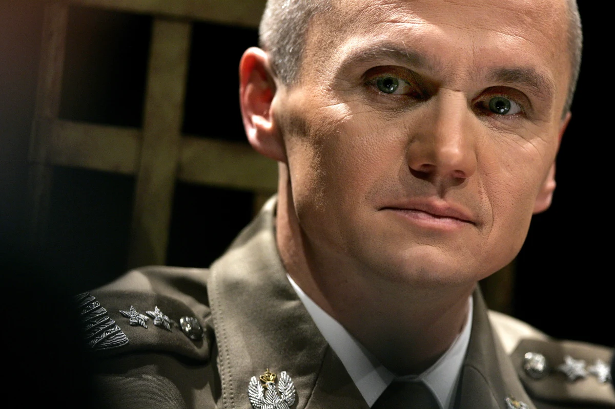 „Trzeba mieć sprzęt, wiedzę i przede wszystkim jakąś spójną koncepcję, kogo szkolimy i do jakich zadań. Obawiam się, że takiej koncepcji nie ma, że to jest na razie wielka improwizacja” – mówi o wysyłaniu polskich instruktorów na Ukrainę Gość Krzysztofa Ziemca w RMF FM, były dowódca GROM i wiceszef BBN, gen. Roman Polko. „Strona ukraińska powinna zdefiniować, czego chce. Wysyłanie tam po prostu podoficerów po to, żeby szkolili od podstaw żołnierzy, jest bez sensu” – dodaje generał. Zdaniem gen. Polko Ukraina nie ma pomysłu na własną armię. „Co z tego, że w Donbasie wygrywa wiele bitew, jak wojna z góry jest tam przegrana, ponieważ nie ma pomysłu na to, co chce się osiągnąć?” – pyta gość Krzysztofa Ziemca.