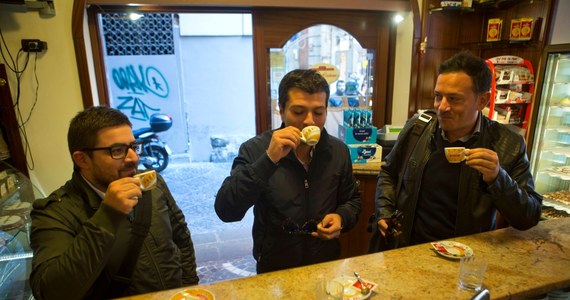 Eksperci przeanalizowali przyzwyczajenia Włochów i doszli do wniosku, że spadek sprzedaży herbatników śniadaniowych we Włoszech świadczy o oznakach ożywienia po ciężkim kryzysie. Oznacza to bowiem, że coraz więcej z nich znów je śniadania w barach.