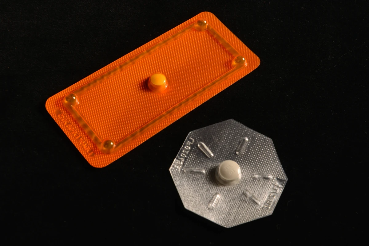 Bundesrat - izba wyższa niemieckiego parlamentu - zezwolił na sprzedaż pigułki "dzień po" bez recepty. Sprzedaż wysyłkowa tych środków będzie jednak zakazana. Aptekarze już zapowiedzieli, że zamierzają dodatkowo informować klientów o działaniu pigułki.