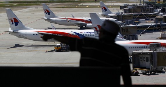 8 marca 2014 roku, sobota. W Kuala Lumpur na pokład Boeinga 777 malezyjskich linii lotniczych wsiada 227 pasażerów i 12 członków załogi. Maszyna rozpoczyna lot do Pekinu. Krótko po starcie samolot znika z radarów. Rozpoczynają się intensywne poszukiwania, w które zaangażowanych zostało kilka krajów. Do tej pory nikt nie natknął się na żaden ślad maszyny. Na całym świecie pojawiły się za to różne teorie na temat tego, co stało się z samolotem. Część z nich wydaje się możliwa, część absurdalnie nieprawdopodobna. Żadna z nich jednak nie daje pewnej odpowiedzi, co stało się podczas feralnego lotu MH370.