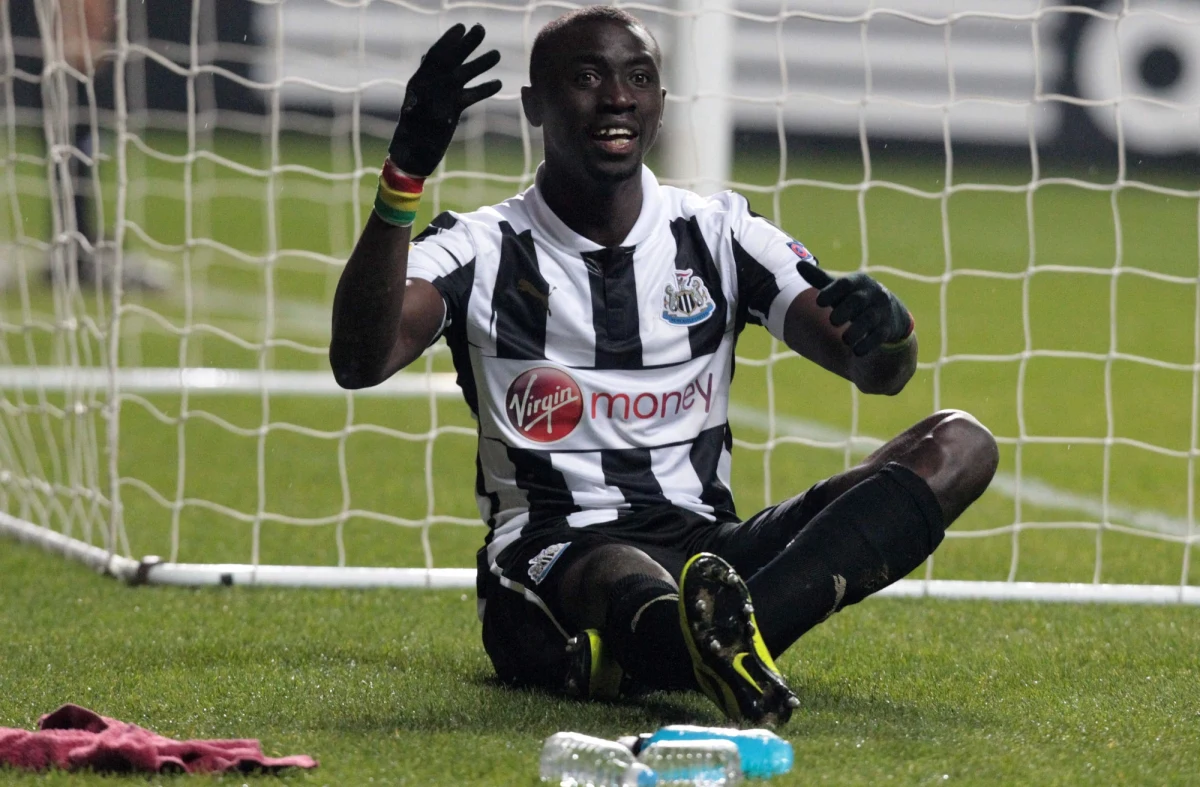 Piłkarz Newcastle United Papiss Cisse został zawieszony na siedem spotkań za oplucie Jonny'ego Evansa z Manchesteru United w środowym meczu angielskiej ekstraklasy. Evans, który wcześniej sprowokował rywala plując w jego kierunku, nie zagra w sześciu spotkaniach.