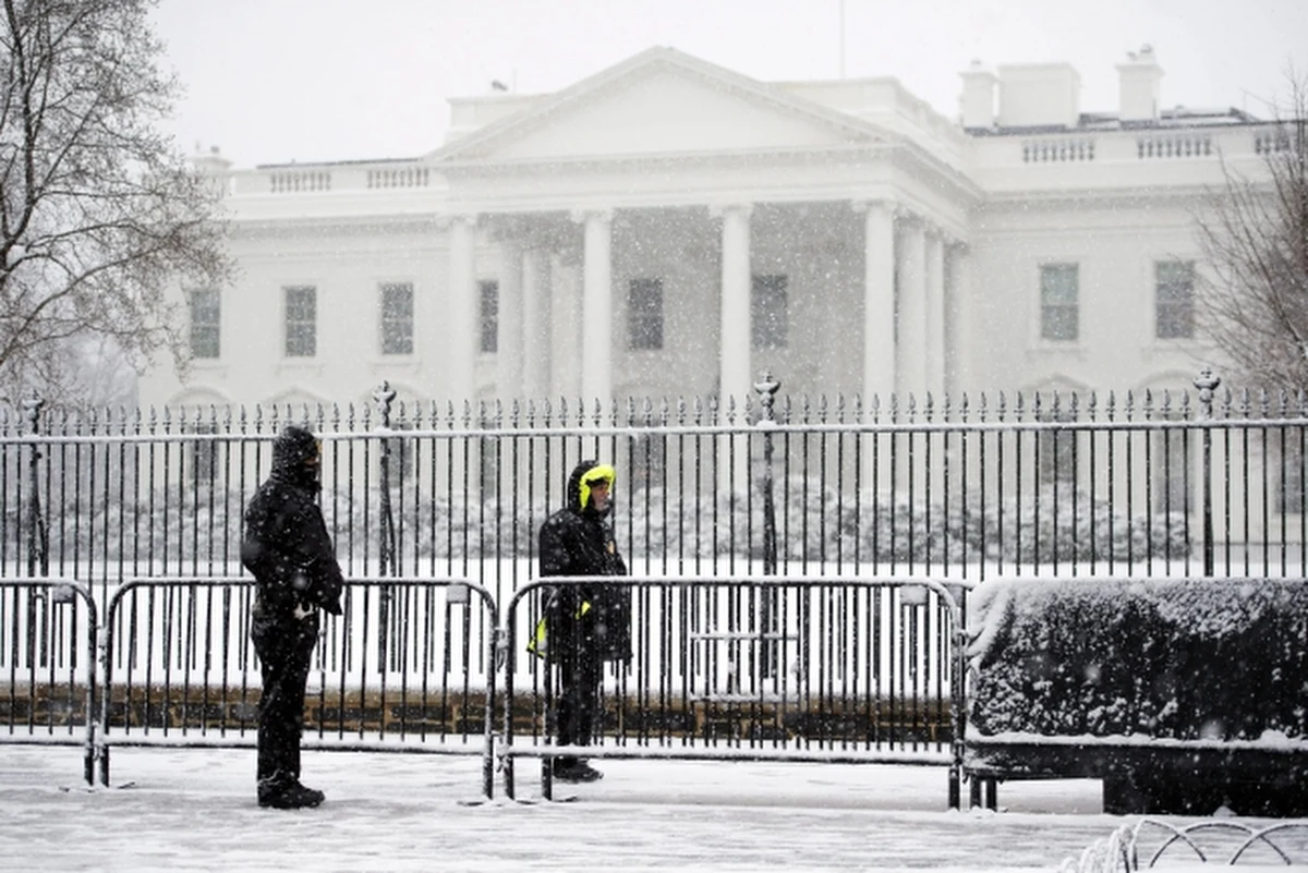 Ewakuacja rodziny prezydenckiej z Białego Domu. Przed budynkiem doszło do incydentu - świadkowie słyszeli huk. Okazało się, że na jednej z pobliskich ulic wybuchł pożar, któremu towarzyszyła niewielka eksplozja. 