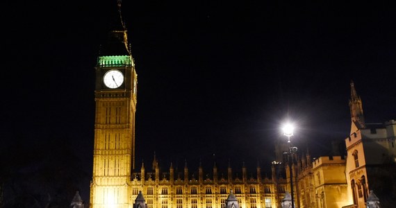 Brytyjska policja aresztowała 23-letniego mężczyznę, który w nocy przez kilka godzin chodził po dachu parlamentu w Londynie - poinformował Scotland Yard w wydanym komunikacie. Na razie nie wiadomo, po co mężczyzna tam wszedł.
