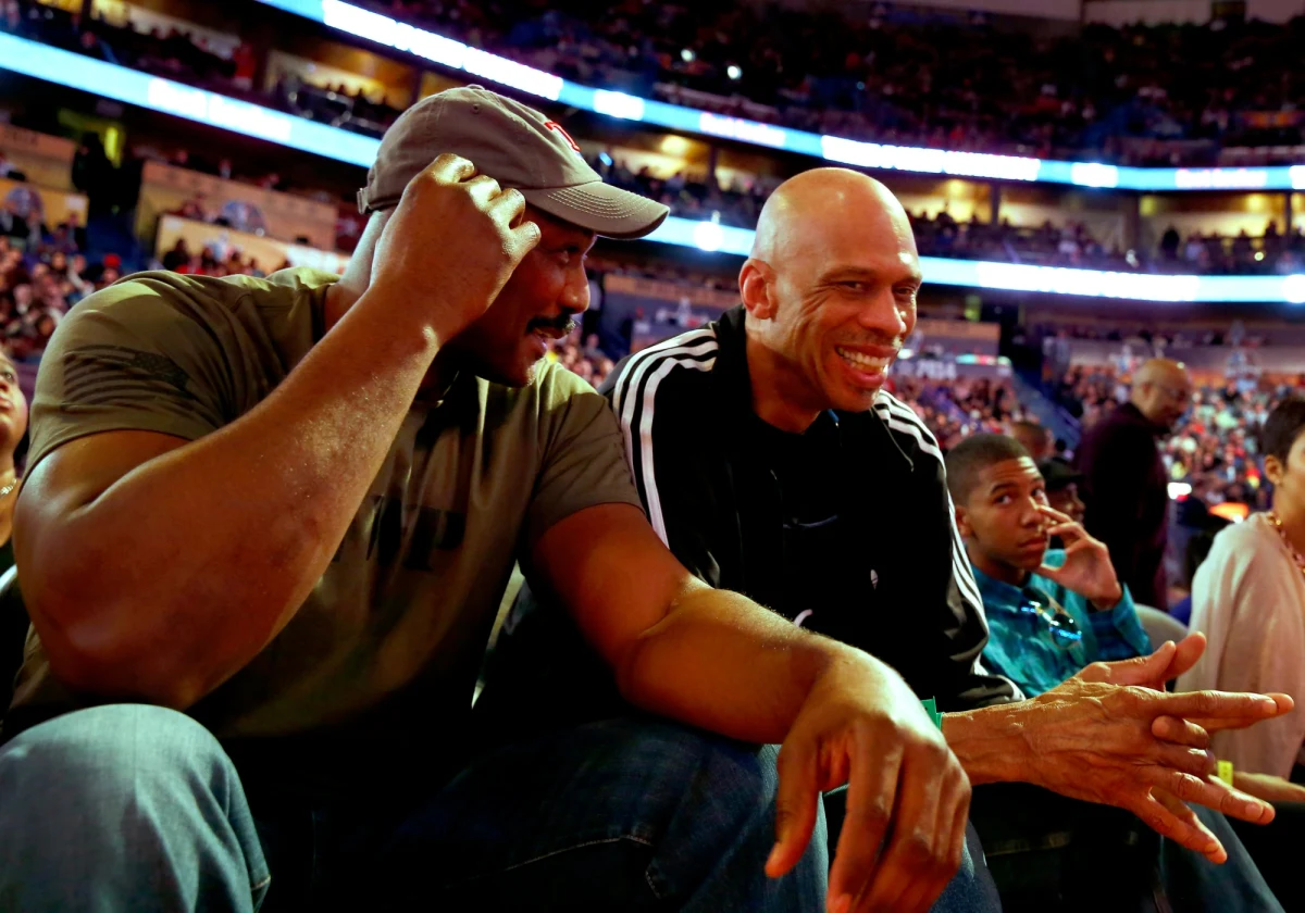 Lider klasyfikacji najlepszych strzelców wszech czasów ligi NBA, legendarny Kareem Abdul-Jabbar (38 387 pkt) na sportowej emeryturze nie narzeka na brak zajęć. Jednym z nich jest pisarstwo. Właśnie wydał drugą książkę dla młodzieży z trylogii "Streetball Crew".