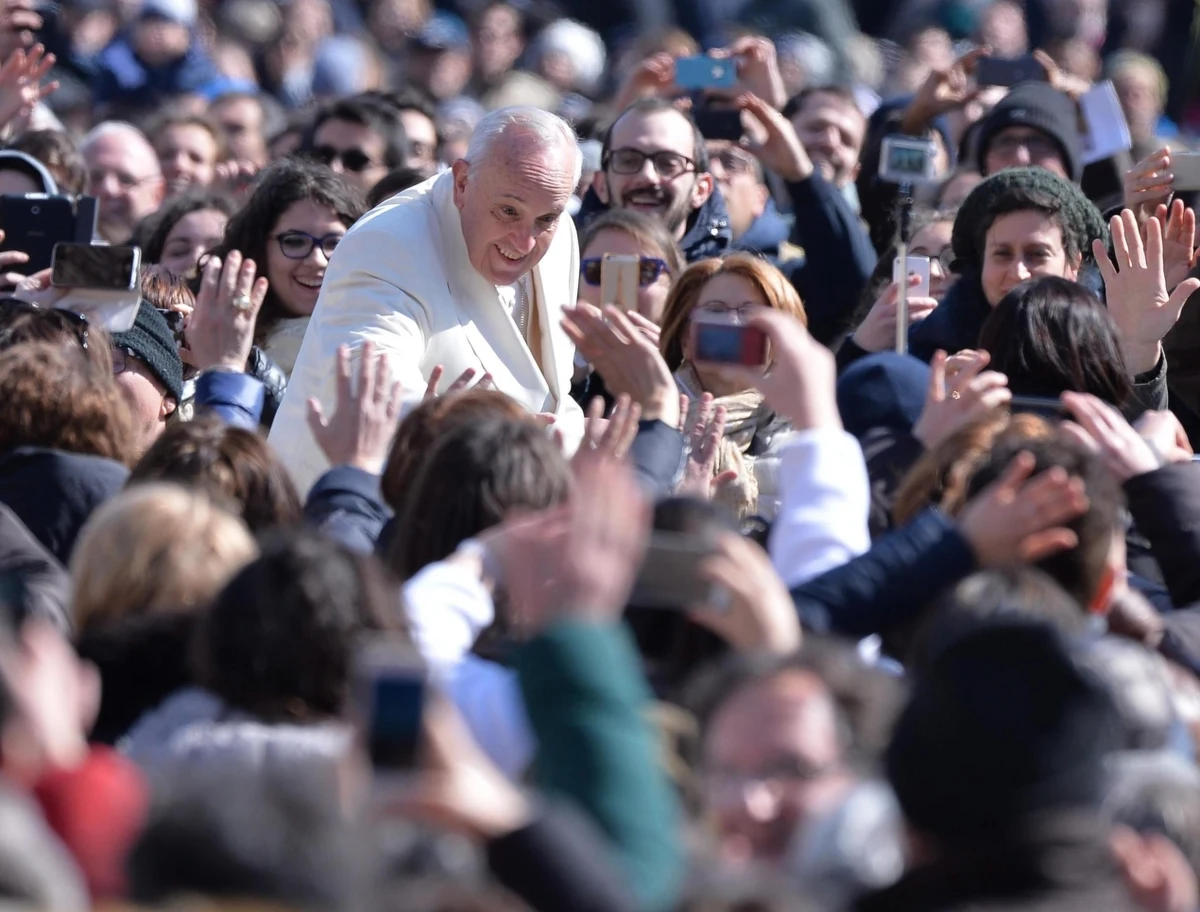 "Świat, w którym kobiety są zepchnięte na margines, jest jałowy" - mówił papież Franciszek. "Kobiety nie tylko przynoszą życie, ale przekazują nam też zdolność dalekiego sięgania wzrokiem, bo one widzą dalej" – dodał. 