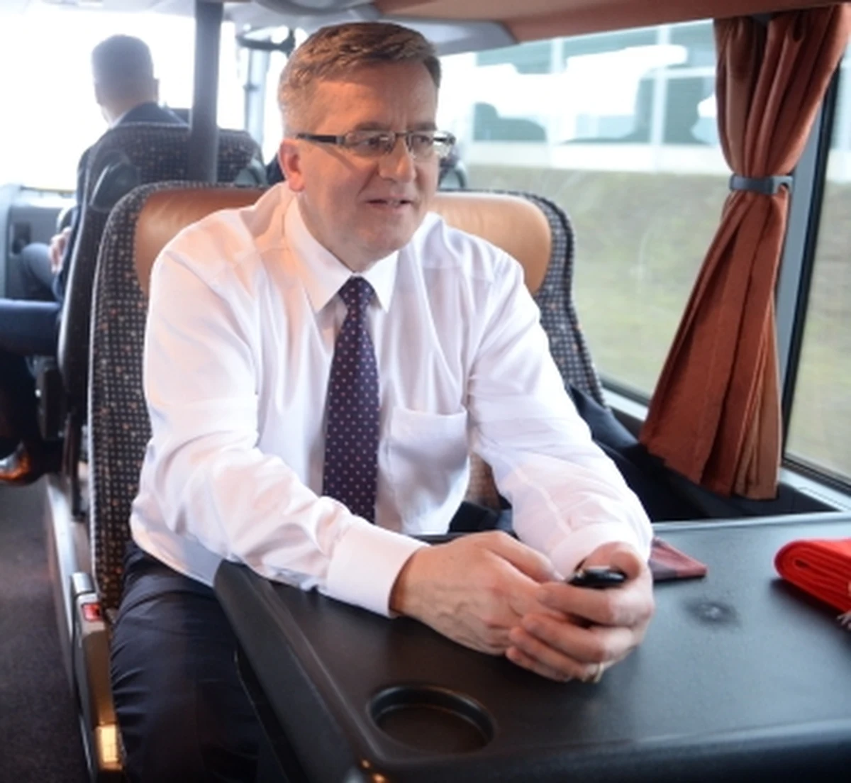 „W rodzinie zawsze znajdzie się ktoś, kto przyjdzie z nieumytymi rękami albo nogami, w kaloszach wejdzie na cudze święto” – tak ubiegający się o reelekcję prezydent Bronisław Komorowski skomentował gwizdy podczas jego spotkania z wyborcami w Nowym Targu. „Tak się zdarza, ale trzeba się kochać w rodzinie i zawsze trzeba zgody" – zastrzegł. 