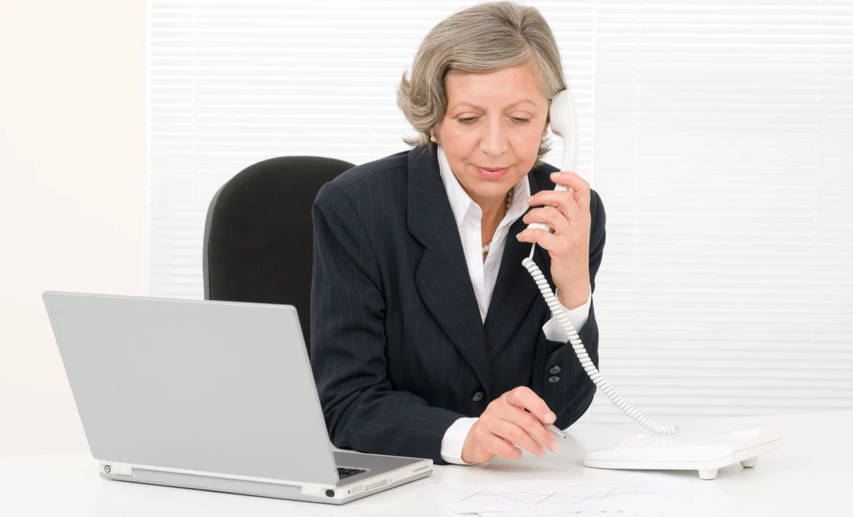 Mężczyzna z kobiecymi umiejętnościami albo kobieta z cechami męskimi - oto idealny materiał na szefa. To nie modny postulat ideologiczny, ale wniosek z raportów globalnych firm konsultingowych i doświadczeń psychologów biznesu, a także teorii zarządzania. W świecie współczesnej gospodarki coraz częściej okazuje się, że zdecydowanie i decyzyjność nie wystarczają. W epoce technologii i innowacji hierarchiczne struktury zarządzania okazują się nieskuteczne, a potrzeba identyfikowania i rozwijania talentów sprawiają, że coraz częściej mężczyźni-szefowie decydują się na szkolenia, które mają ich nauczyć typowo kobiecych umiejętności. 