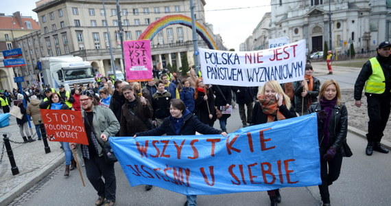 "Wszystkie jesteśmy u siebie" – pod takim hasłem ulicami Warszawy przeszła tegoroczna Manifa. Jej uczestnicy zwracali uwagę m.in. na sytuację kobiet z niepełnosprawnościami, zagrożenie przemocą i molestowaniem seksualnym, problemy z egzekwowaniem alimentów. Nieśli wiele haseł, m.in. : "Dość przekrętów w sprawie alimentów", "Alimenty to twój czas honoru", "Mam gender i nie zawaham się go użyć", "Równości fala od morza do Podhala", "Chcemy medycyny nie ideologii", "Nie znaczy nie", "Kobieta - więźniarka cudzego sumienia", "Żłobki zamiast broni", "Przekażmy sobie znak równości". 