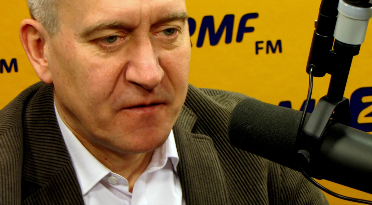 „W Polsce z jednej strony mamy autentycznego Bronisława Komorowskiego, a z drugiej plastikowego kandydata, który wykonuje polecenia Jarosława Kaczyńskiego” – mówi w Kontrwywiadzie RMF FM szef sztabu wyborczego Bronisława Komorowskiego Robert Tyszkiewicz. „Równie dobrze zamiast Dudy mógłby być każdy aktor, które w tę rolę by się wcielił. Nie ma nic, co by mnie do niego przekonywało” – dodaje. Zdaniem Tyszkiewicza urzędujący prezydent spotyka się z ludźmi i „przyjmuje na klatę także awanturników” a kandydat PiS spotyka się tylko ze swoimi zwolennikami. „PiS jest sparaliżowany aktywnością Bronisława Komorowskiego i nie potrafi znaleźć odpowiedzi, dlatego sięga do awanturniczych metod” – mówi o zakłóceniu wystąpienia prezydenta w Nowym Targu. Prezydent podczas konwencji przemawiał z kartki? „Zawsze przemawia z głowy, ale kiedy przedstawia program i rozliczenie swojej kadencji, to posługuje się notatkami. Warto być precyzyjnym w takim przekazie. Duda za to przemawiał z promptera” – odpowiada Robert Tyszkiewicz. „Jestem zwolennikiem, żeby nie kreować na potrzeby kampanii nowego Komorowskiego” – kończy.