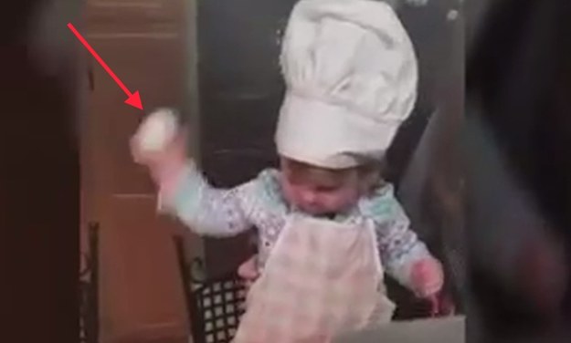 To niesamowite wideo przedstawia 16-miesieczną dziewczynkę, która zachowuje się jak prawdziwy szef kuchni. Mała kucharka jest mieszkanką New Jersey; jej rodzice postanowili sprawdzić, jak dziewczynka poradzi sobie z wbiciem jajka do miski. Czy uda jej się ta sztuka?