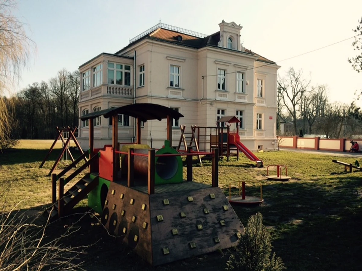 Wizytatorzy dolnośląskiego kuratorium pojawią się w szkole podstawowej w Szczodrem na Dolnym Śląsku. Trafiło do nich szokujące nagranie z lekcji z 5- i 6-latkami, na którym słychać, jak nauczycielka zastrasza dzieci i zakleja im usta taśmą. "Kara to kara. Zamykaj buzię. Porządek musi być!" - mówi kobieta podniesionym głosem. POSŁUCHAJCIE TEGO BULWERSUJĄCEGO NAGRANIA!