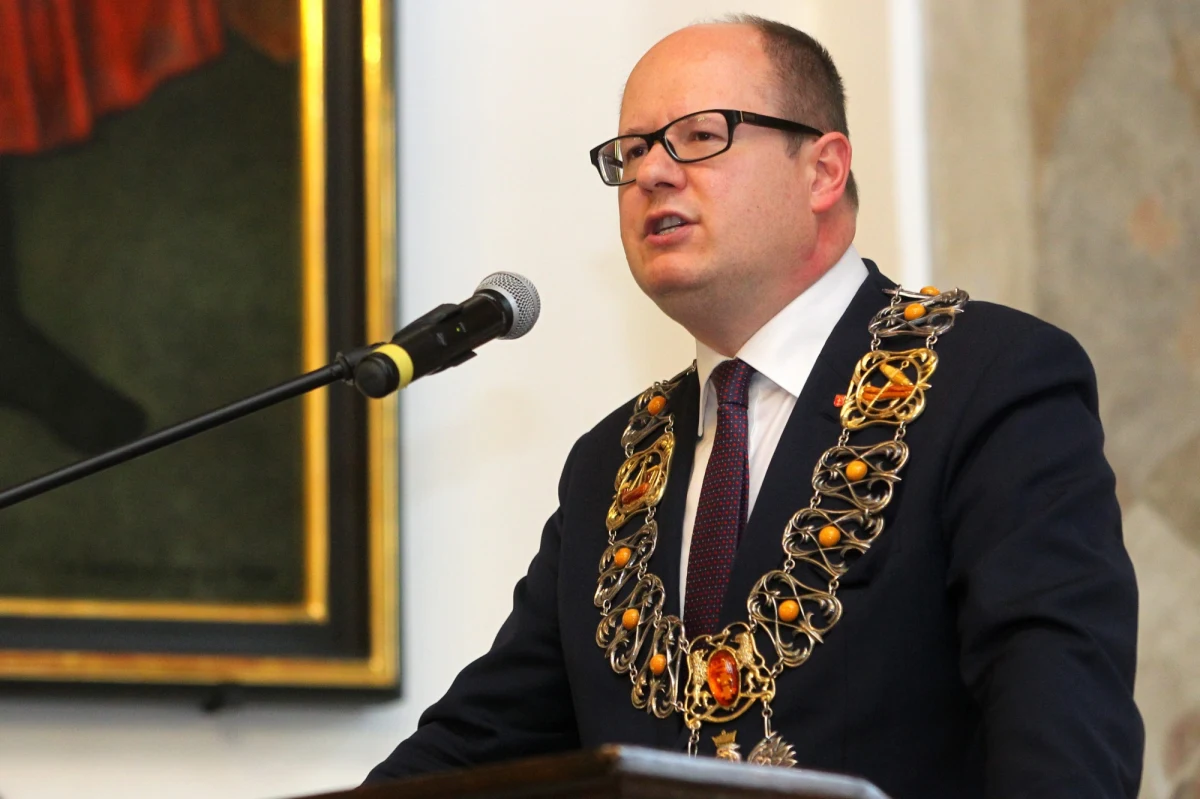 Zarzuty złożenia fałszywych oświadczeń usłyszał wczoraj prezydent Gdańska, Paweł Adamowicz. Chodzi o śledztwo w sprawie jego oświadczeń majątkowych, prowadzone przez Prokuraturą Apelacyjną w Poznaniu. "Paweł A. złożył wyjaśnienia, które będą przedmiotem weryfikacji" - mówi Hanna Grzeszczyk z Prokuratury Apelacyjnej w Poznaniu. Adamowicz usłyszał w sumie pięć zarzutów, za które grozi mu trzyletnie więzienie. 