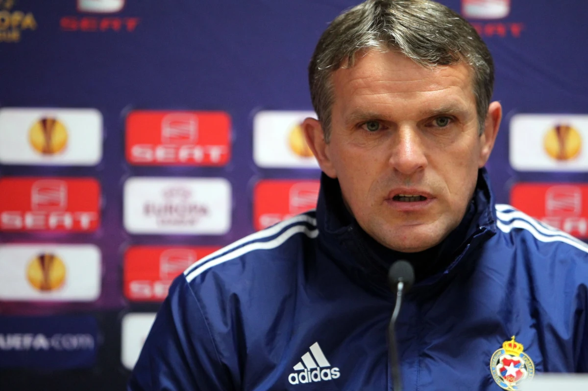 Kazimierz Moskal został nowym trenerem Wisły Kraków. Zastąpił on zwolnionego wczoraj Franciszka Smudę. Nowy szkoleniowiec "Białej Gwiazdy" przez wiele lat był w przeszłości związany z klubem z ul. Reymonta. Najpierw był jego zawodnikiem. Później m.in. trenerem grup młodzieżowych i asystentem kilku pierwszych trenerów. Dwukrotnie samodzielnie prowadził już także drużynę. 