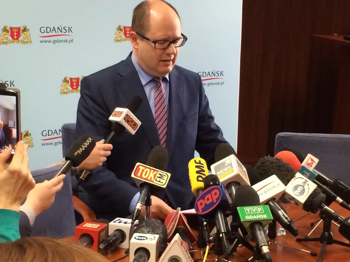 Podczas krótkiego briefingu Paweł Adamowicz zapowiedział, że nie zrezygnuje ze stanowiska prezydenta Gdańska. Prokuratura Apelacyjna w Poznaniu postawiła mu pięć zarzutów związanych z oświadczeniami majątkowymi za lata 2010-2012. Adamowiczowi grozi do trzech lat więzienia. "Pomyliłem się, a później powieliłem błąd" - broni się Adamowicz.