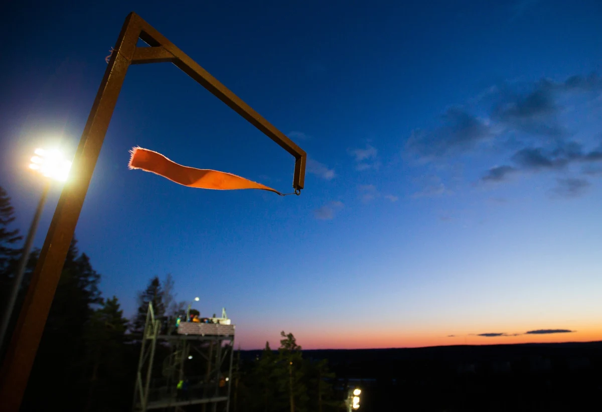 Poranne kwalifikacje do konkursu Pucharu Świata w skokach narciarskich w fińskim Kuopio z powodu zbyt silnego wiatru zostały przełożone na godz. 16 czasu polskiego. Na godz. 17:15 zaplanowane jest rozpoczęcie zawodów.