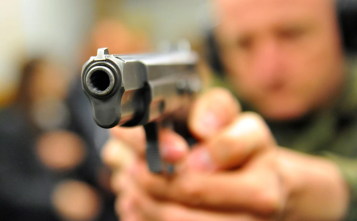 Kolekcjonerem okazał się Rosjanin zatrzymany w Polsce przez ABW, który przewoził pociągiem kilka sztuk broni krótkiej, szkielet karabinu i amunicję. Jak dowiedział się reporter RMF FM Krzysztof Zasada, słupska prokuratura nie znalazła żadnych dowodów na to, by wiązać podejrzanego Aleksandra M. z terroryzmem czy zorganizowaną przestępczością. 