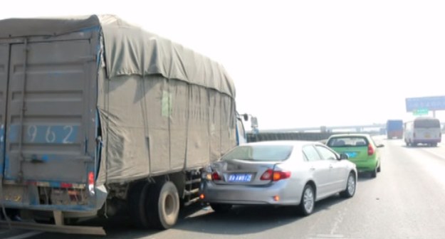 Dramatyczne nagranie przedstawia wypadek, do którego doszło na autostradzie w Chinach. Kamera zarejestrowała moment, w którym samochód ciężarowy mocno uderza w tył pojazdu osobowego. Na szczęście kierowcy obu pojazdów wyszli z wypadku bez szwanku. 