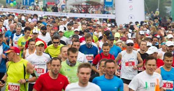 Idzie wiosna, a wraz z nią po zimowej przerwie część z nas wraca do biegania czy jeżdżenia na rowerze. Doktor Robert Śmigielski przypomina, że przed rozpoczęciem nowego, sportowego sezonu warto zrobić podstawowe badania, by później uniknąć kontuzji. "To realny problem. Trafia do mnie dużo tego typu pacjentów. Lepiej pomyśleć o profilaktyce, by potem uniknąć długiego leczenia" - mówi Śmigielski w rozmowie z RMF FM. My przypominamy o zapisach na Krakowskie Spotkania Biegowe. Już w kwietniu pobiegniemy razem po Puchar Radia RMF FM, w biegach: Rodzinnym, Par, Nocnym oraz z tymi najwytrwalszymi w Cracovia Maratonie.