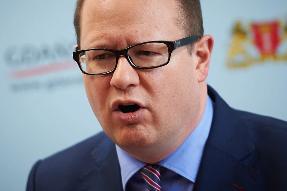 "W związku z zarzutami wobec mnie zawieszam swoje członkostwo w Komitecie Poparcia Bronisława Komorowskiego" - oświadczył prezydent Gdańska Paweł Adamowicz. Polityk ogłosił wcześniej, że zawiesza też członkostwo w Platformie Obywatelskiej. Wszystko z powodu zarzutów postawionych mu przez prokuraturę - chodzi o podanie nieprawdziwych informacji dotyczących nieruchomości i pieniędzy. 