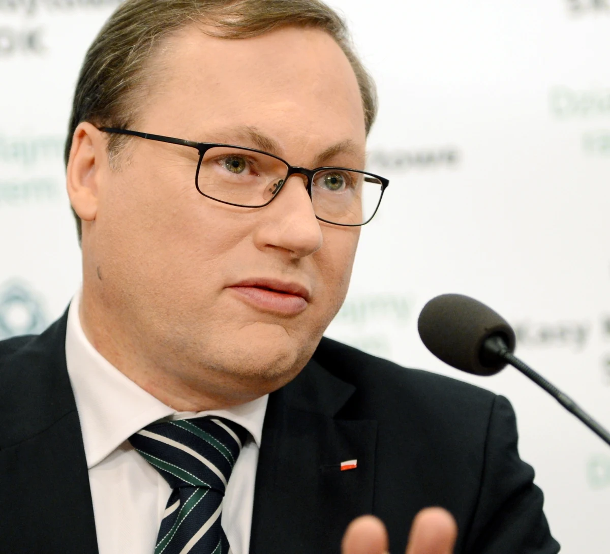 Senator Grzegorz Bierecki został zawieszony w prawach członkach klubu Prawa i Sprawiedliwości. Ma to związek z publikacjami dotyczącymi nieprawidłowości w SKOK-ach, których twórcą był Bierecki. 