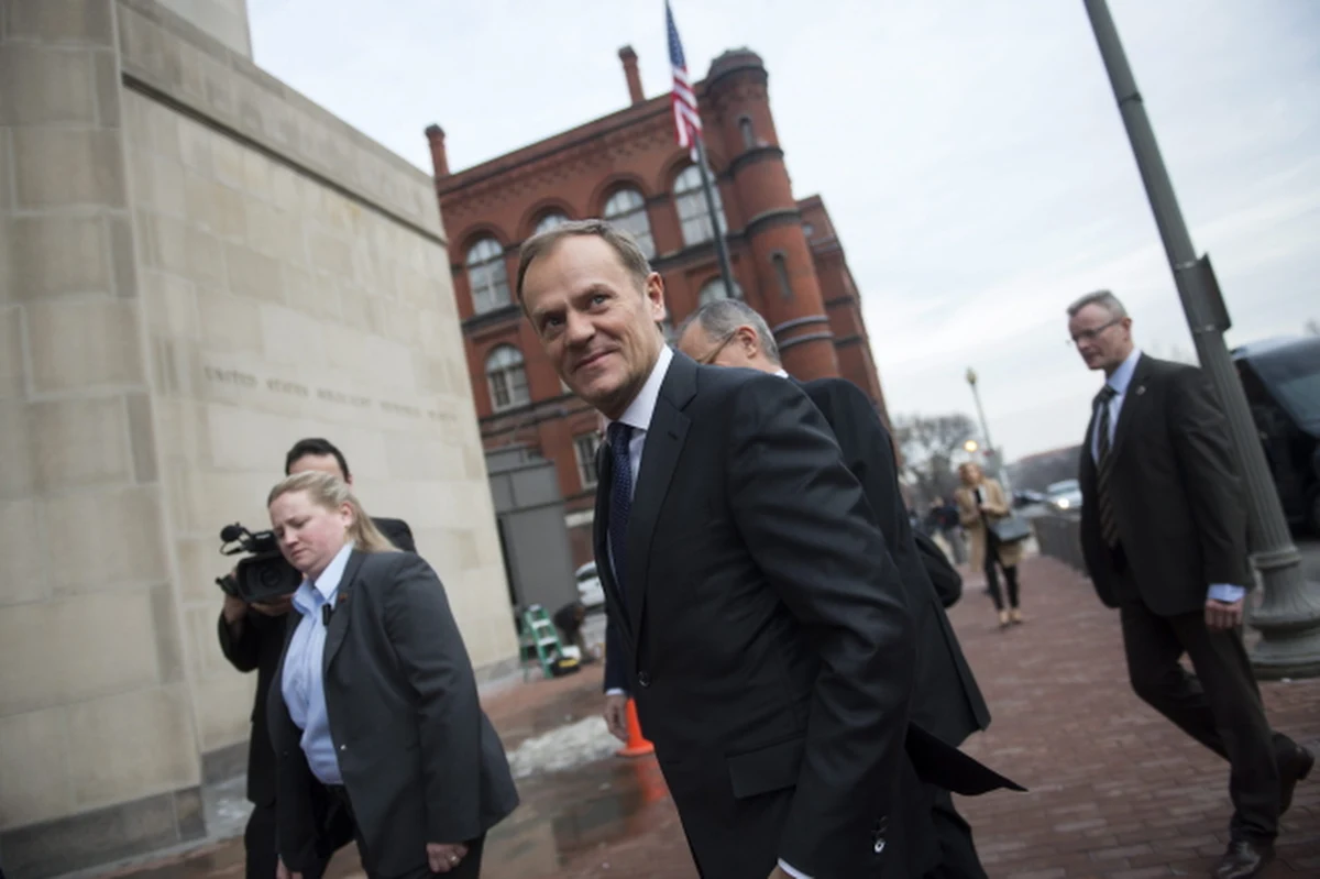 Szef Rady Europejskiej Donald Tusk oświadczył, że kwestia zbrojenia Ukrainy przez USA jest wciąż przedmiotem debaty w tym kraju, ale wszyscy mają nadzieję na pokojowe uregulowanie konfliktu. „Nikt nie jest gotowy na rozwiązanie siłowe w sprawie Ukrainy” - dodał. Stwierdził też, że wiele państw Unii Europejskiej opowiada się za tym, by decyzję w sprawie przedłużenia sankcji nałożonych na Rosję w odpowiedzi na jej agresywne działania na Ukrainie, podjąć dopiero na szczycie UE w czerwcu.