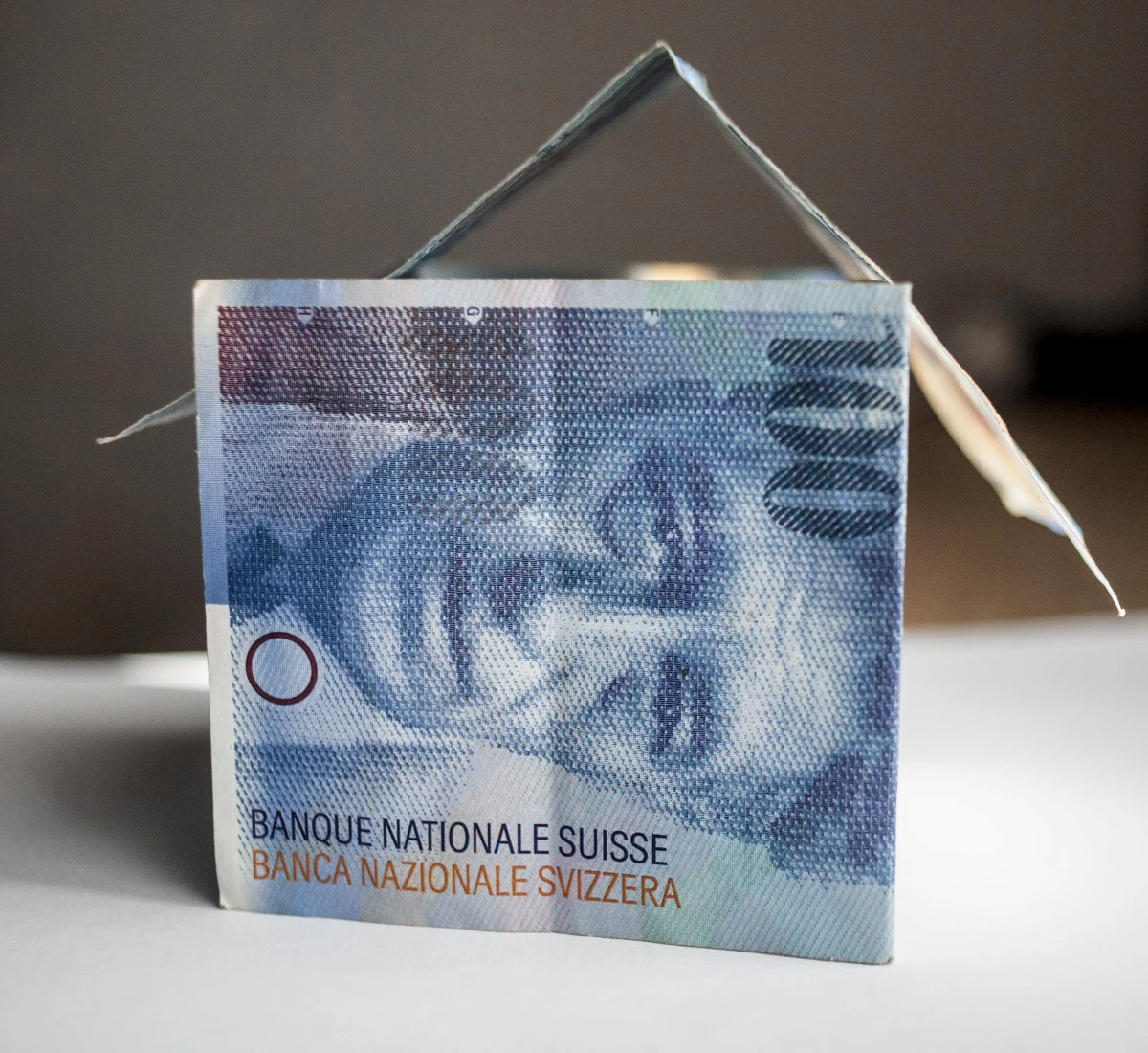 Banki chcą pomóc kredytobiorcom, którzy stracili pracę. Ma być to jeden z elementów planu skierowanego do osób spłacających kredyty we frankach szwajcarskich. W środę szczegóły tego przedsięwzięcia ujawnić mają bankowcy. 