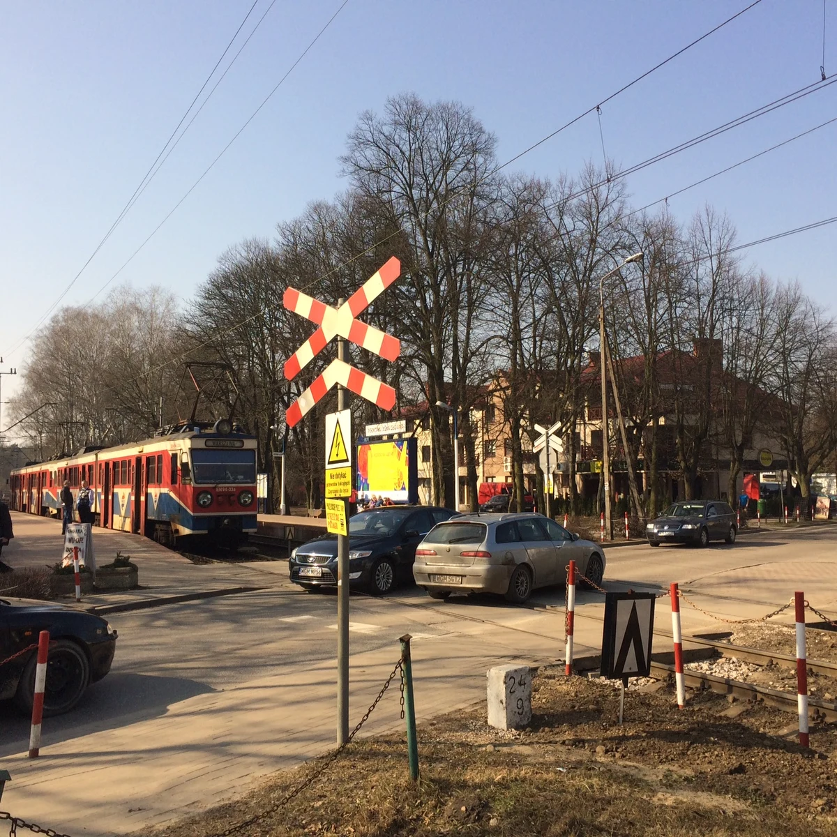 Koniec koszmaru mieszkańców Podkowy Leśnej? Wprowadzimy cichsze syreny na nowoczesnych składach - zapowiada Warszawska Kolej Dojazdowa. To właśnie wycie tych syren, informujące o zbliżaniu się pociągu do niestrzeżonego przejazdu kolejowego, uprzykrza życie kilkuset osób, które mieszkają między stacjami Podkowa Główna i Podkowa Wschodnia. 