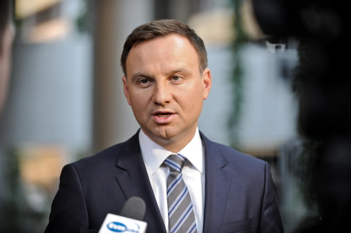 „Jeżeli ktoś jest europosłem, to zarabia dobrze, jak na polskie warunki. Andrzej Duda jest zwykłym człowiekiem” – mówi w Kontrwywiadzie RMF FM w odpowiedzi na pytania słuchaczy, szefowa sztabu Andrzeja Dudy Beata Szydło. Zdaniem gościa RMF FM to, że Duda zarabia 50 tys. miesięcznie nie oznacza, że nie jest zwykłym człowiekiem.