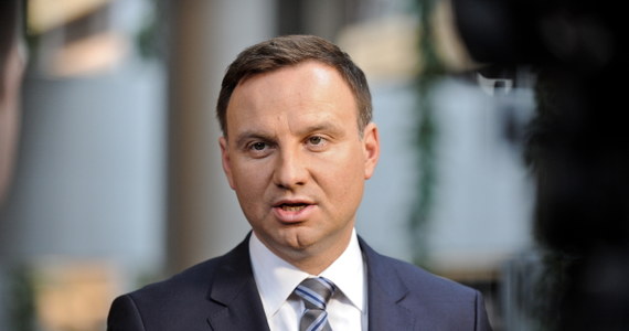 „Jeżeli ktoś jest europosłem, to zarabia dobrze, jak na polskie warunki. Andrzej Duda jest zwykłym człowiekiem” – mówi w Kontrwywiadzie RMF FM w odpowiedzi na pytania słuchaczy, szefowa sztabu Andrzeja Dudy Beata Szydło. Zdaniem gościa RMF FM to, że Duda zarabia 50 tys. miesięcznie nie oznacza, że nie jest zwykłym człowiekiem.