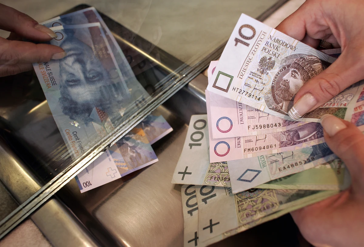 Utworzenie dwóch funduszy: dla osób, które znajdą się w trudnej sytuacji życiowej oraz dla frankowiczów, na wypadek gwałtownego wzrostu kursu waluty. A do tego wprowadzenie możliwości zmiany zabezpieczenia kredytów hipotecznych - to propozycje bankowców dla osób mających kredyty we frankach.