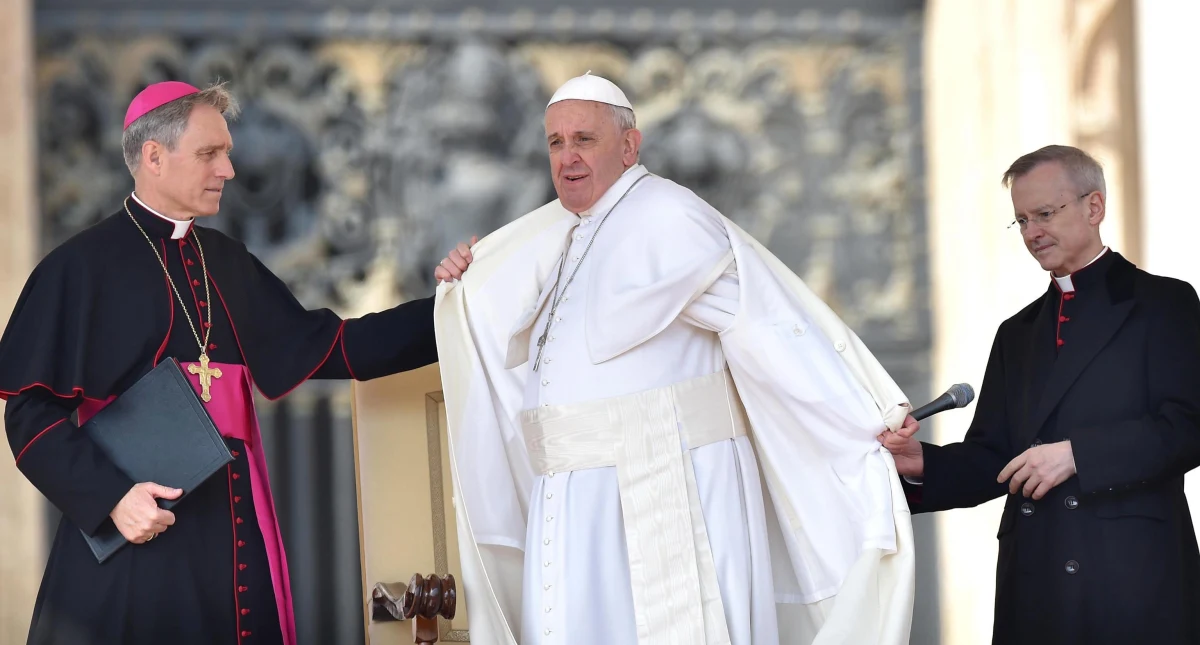 Papież apeluje o solidarność z ludźmi starszymi. "Ja też należę do tej grupy wiekowej, społeczeństwo chce nas odrzucić" - powiedział 78-letni Franciszek. Z uznaniem wypowiadał się też o decyzji Benedykta XVI o poświęceniu ostatniego etapu życia modlitwie.