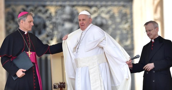 Papież apeluje o solidarność z ludźmi starszymi. "Ja też należę do tej grupy wiekowej, społeczeństwo chce nas odrzucić" - powiedział 78-letni Franciszek. Z uznaniem wypowiadał się też o decyzji Benedykta XVI o poświęceniu ostatniego etapu życia modlitwie.