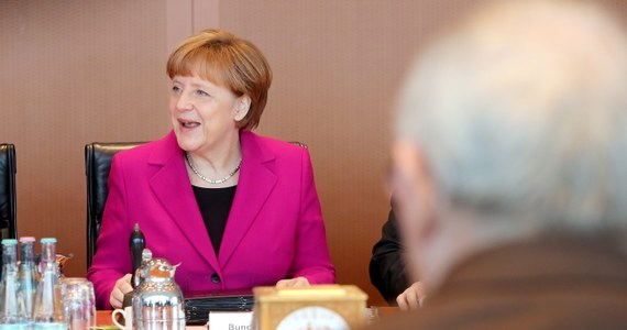 ​Kanclerz Niemiec Angela Merkel nie pojedzie 9 maja do Moskwy na obchody zakończenia II wojny światowej. Takie informacje przekazał rzecznik rządu w Berlinie. Kanclerz nie ma zaproszenia na Westerplatte, ale jeśli takowe wpłynie, "życzliwie" je rozpatrzy - dodał. Według anonimowych źródeł w rządzie Niemiec, następnego dnia Merkel złoży wieniec pod murami Kremla. 