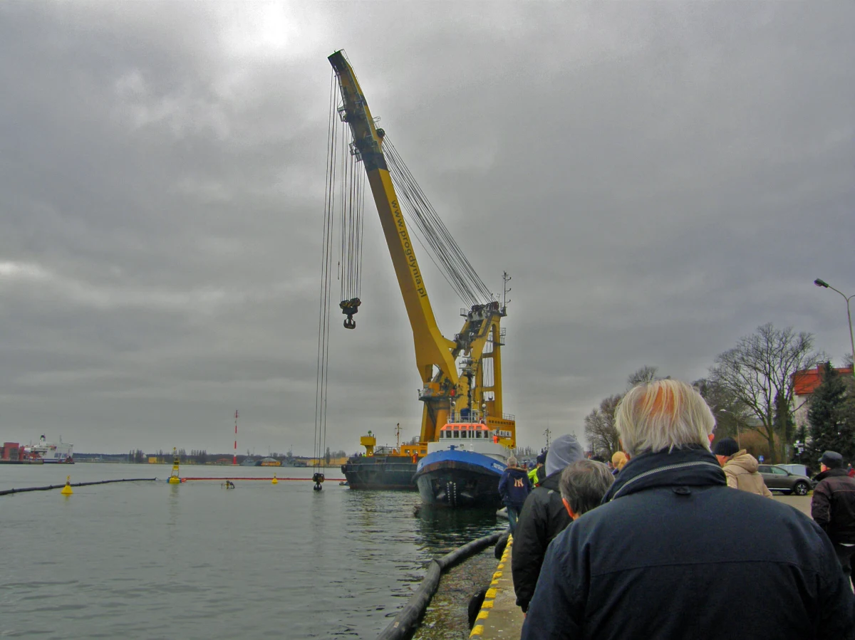 W Świnoujściu, po 4 dniach prób, udało się wreszcie podnieść z dna kanału holownik Kuguar. Z jednostki zostanie teraz wypompowana woda, potem holownik zostanie przetransportowany na brzeg. 
