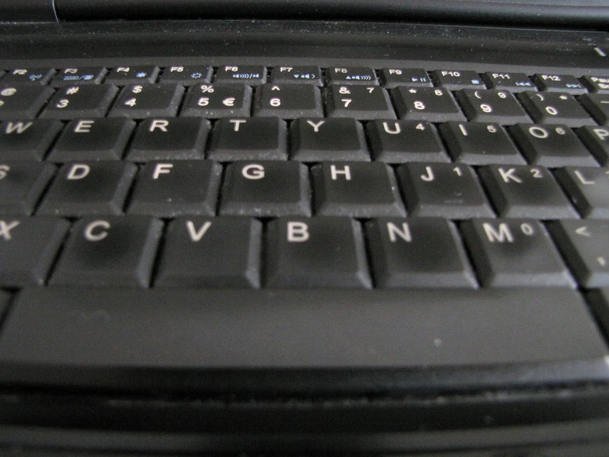 Są zarzuty dla pedofila z Będzina. Mężczyzna korzystając z internetu składał propozycje seksualne dziewczynkom poniżej 15. roku życia. W ten sposób skontaktował się z kilkudziesięcioma osobami z całego kraju.