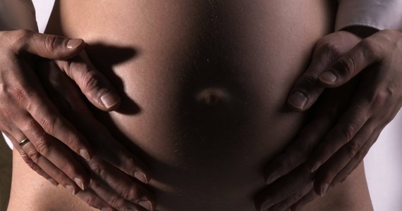 Znieczulenie przy naturalnym porodzie ma być refundowane. Ministerstwo Zdrowia i NFZ przygotowują przepisy, które mają to umożliwić. O sprawie pisze "Gazeta Wyborcza". 