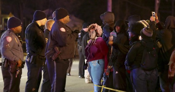 Dwaj policjanci zostali postrzeleni przed komendą policji w Ferguson w amerykańskim stanie Missouri podczas manifestacji po dymisji szefa policji w tym mieście, w którym przez dłuższy czas dochodziło do gwałtownych protestów czarnoskórej ludności. Thomas Jackson podał się dymisji po opublikowaniu przez Ministerstwo Sprawiedliwości USA raportu ostro krytykującego funkcjonowanie sił bezpieczeństwa w Ferguson.