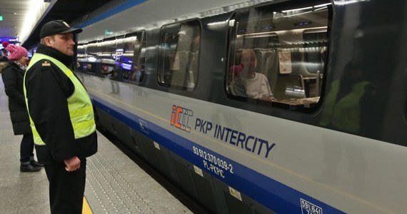 Biletowy absurd na kolei. Na kwadrans przed odjazdem pociągu InterCity nie można kupić biletu za pomocą kolejowych aplikacji na smartfony. "Zapraszamy do kasy" - taki komunikat widzą pasażerowie.  