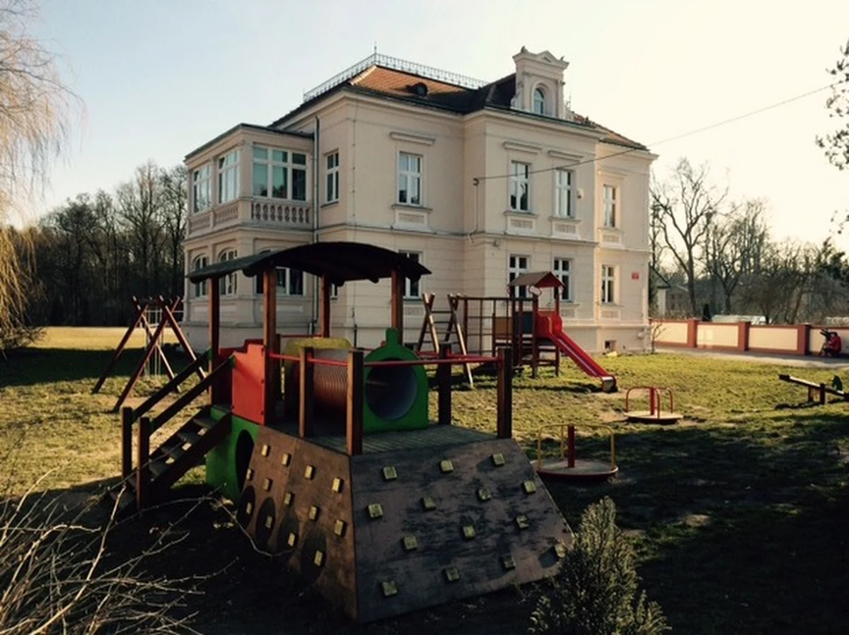 Prokuratura wszczęła śledztwo w sprawie znęcania się nad dziećmi w szkole w Szczodrem na Dolnym Śląsku. Pracująca od sześciu lat w szkole nauczycielka zaklejała 6-latkom usta, wyzywała dzieci. Po przesłuchaniach rodziców wychodzi na jaw, że kobieta nie pozwalała też maluchom korzystać z toalety.   