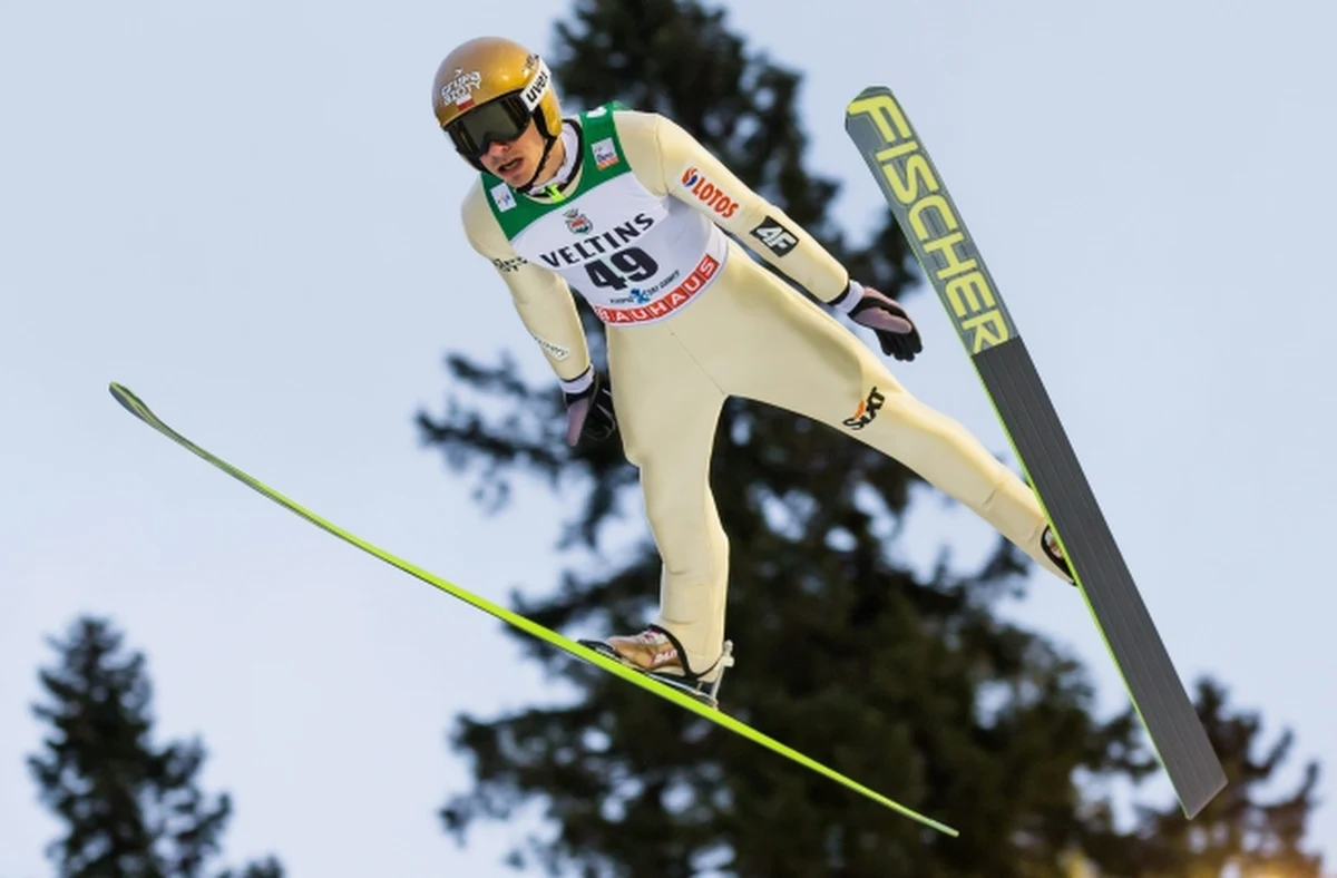Piotr Żyła uzyskał 134,5 m i wygrał kwalifikacje do konkursu Pucharu Świata w skokach narciarskich w Trondheim. W zawodach, które rozpoczną się o godzinie 19.00 wystąpi jeszcze trzech Polaków - Kamil Stoch, Klemens Murańka i Jan Ziobro.