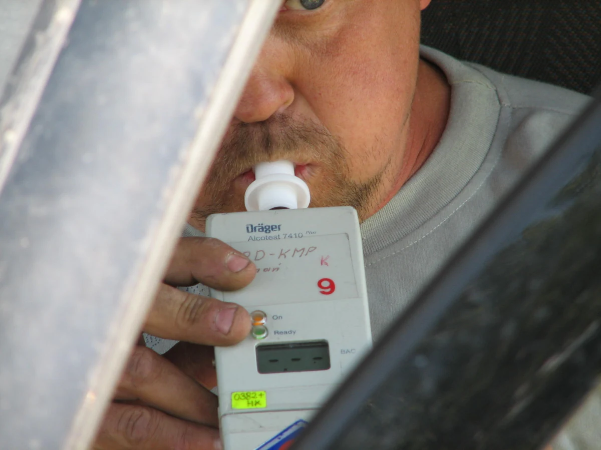 Prawie 4 promile alkoholu w organizmie miał 38-letni kierowca zatrzymany przez krakowskich policjantów. Mężczyzna próbował wjechać na płatny odcinek autostrady A4 w Balicach. Teraz może mu grozić do 2 lat więzienia.