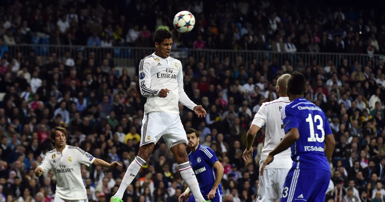 Raphael Varane "główkuje" w meczu LM z Schalke