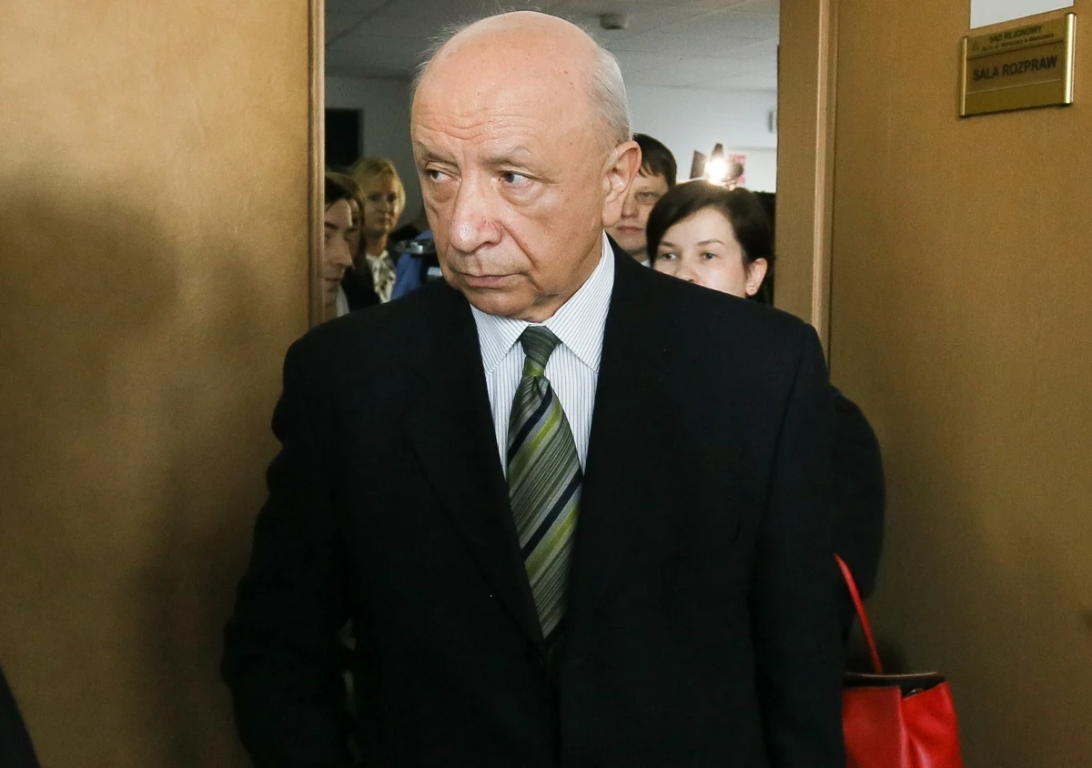 „Opowiedzenie się pani Gronkiewicz-Waltz za biznesem aborcyjnym, wywoływanie lęku wśród młodych lekarzy, młodych położnych i pielęgniarek - to wszystko jest warte tego, aby przeciwstawić się niesprawiedliwości i złu” – mówi o procesie sądowym, w którym domaga się przywrócenia do pracy, Gość Krzysztofa Ziemca w RMF FM, ginekolog i położnik prof. Bogdan Chazan. „Myślę, że to zwolnienie było decyzją w odpowiedzi na zamówienie polityczne. Prezydent Warszawy została oskarżona przez środowiska lewicowe o to, że działa w moim przypadku zbyt miękko i postawiono ją przed ultimatum, że albo zwolni mnie z pracy, albo będzie miała postawione zarzuty prokuratorskie” – dodaje profesor. Zdaniem prof. Chazana decyzja Hanny Gronkiewicz-Waltz powoduje, że młodzi lekarze zastanawiają się czy wybrać położnictwo i ginekologię, bo „widzą, że można zwolnić z dnia na dzień znanego - bądź co bądź – profesora za zarzuty, które nie mają istotnej wartości”. Prof. Chazan uważa, że gdyby klauzula sumienia nie obowiązywała, to „lekarz stałby się wykonawcą zleceń pacjentów”. „Stałby się człowiekiem do wynajęcia do każdej roboty, także mokrej” – ocenia. Dodaje, że 24. marca ma się stawić w prokuraturze.