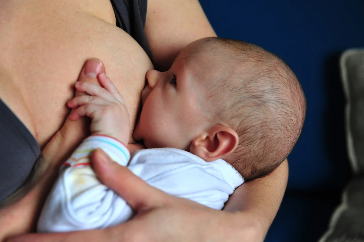 „Nadciąga moda na spóźnione macierzyństwo, przez ginekologów zwane geriatrycznym” – pisze w weekendowym wydaniu „Rzeczpospolita”. „Na świecie rośnie liczba kobiet decydujących się na prokreację po 45. roku życia. Coraz liczniej o ciążę zabiegają też panie 50+, adoptując gamety młodszych kobiet, szczególnie tam, gdzie nie ma ograniczeń prawnych w tym zakresie” – czytamy w dzienniku. 